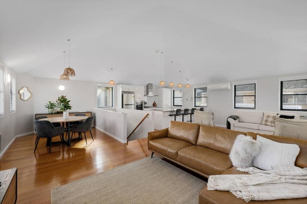 Apartment Spacious, 2bed 2bath, Newly Renovated Gem! *